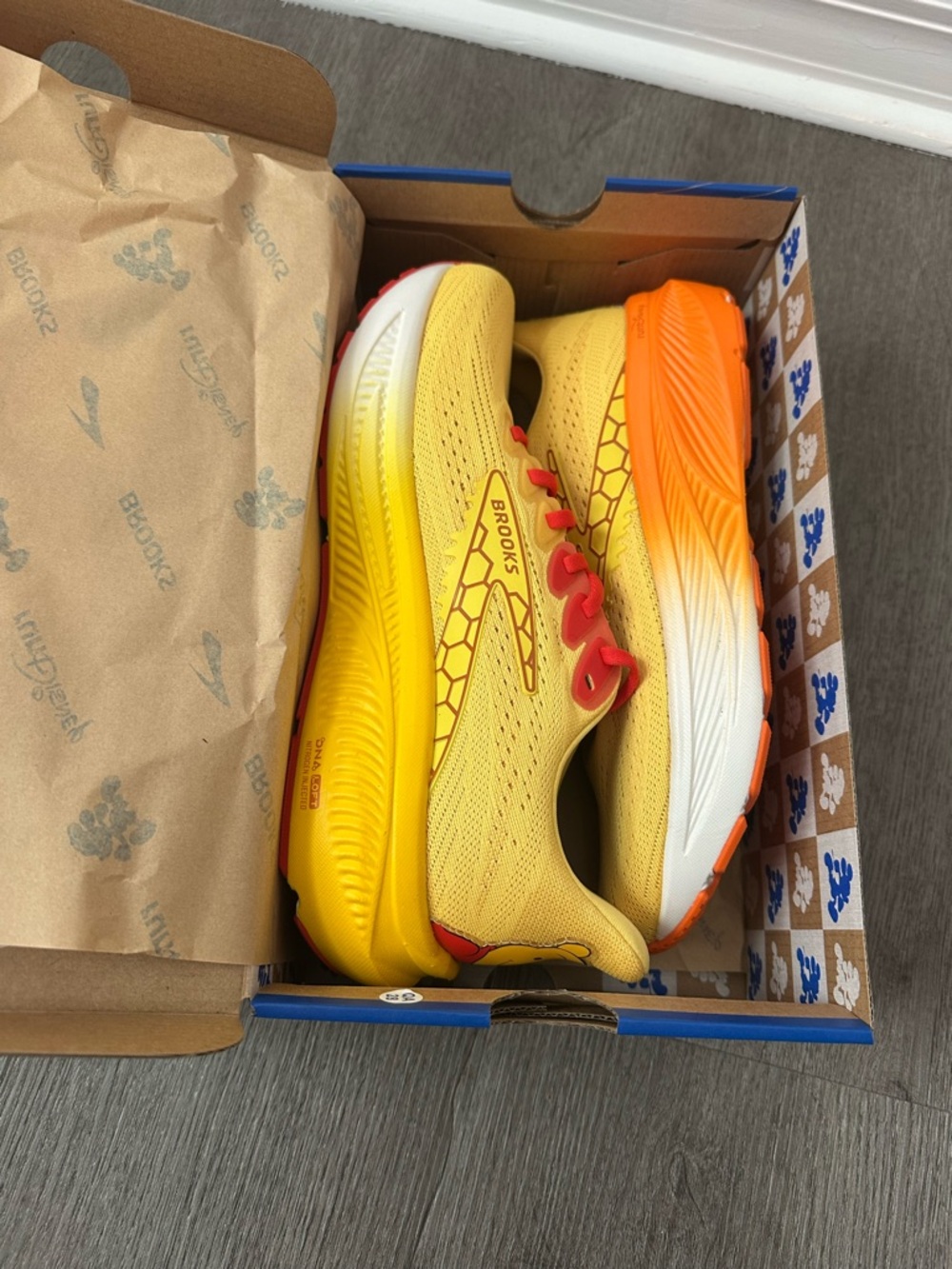 Run Disney Winnie the Pooh WTP Brooks Ghost 17